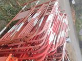 un tas de chaises rouges posées au bord de la route