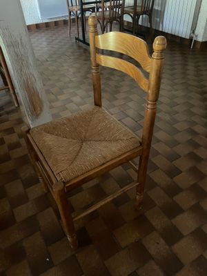 une chaise qui se trouve au milieu d'une pièce