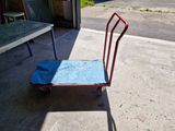 un chariot de transport bleu et rouge garé dans un garage