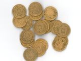 une pile de pièces d'or sur une surface blanche