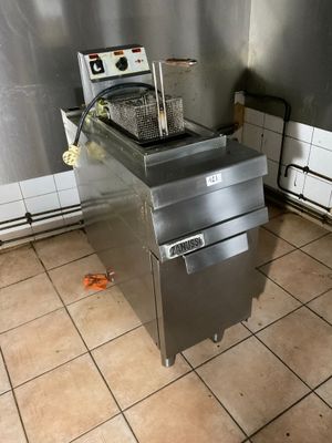 une image d'une friteuse commerciale dans une cuisine commerciale