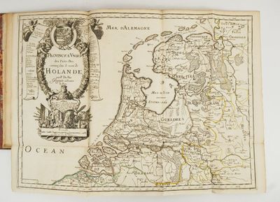 une vieille carte de la Hollande et des Pays-Bas sur laquelle figure l'image d'un aigle