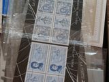 un lot de timbres dans une boîte sur une table