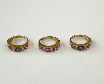 trois paires de bagues en or ornées de pierres roses