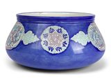 un bol bleu orné d'un motif sur fond blanc