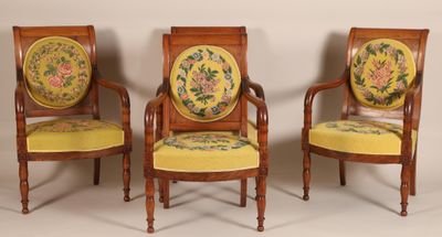 trois chaises avec des coussins jaunes ornés d'un motif floral