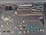 de nombreux colliers et bracelets différents disposés sur une table