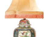 une lampe posée sur une table