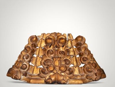 un gros morceau de bois posé sur une table