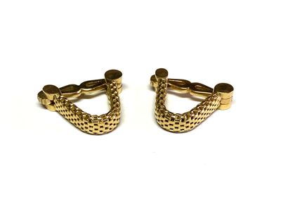 paire de boutons de manchette dorés sur fond blanc, avec un fond blanc