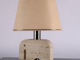 une lampe posée sur une table sur laquelle se trouve une autre lampe