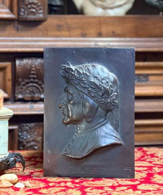 une image représentant une statue d'un homme coiffé d'une couronne, à côté d'un bocal de cacahuètes
