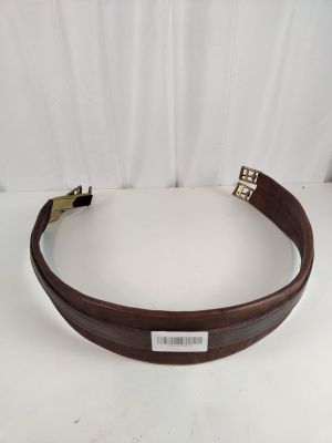 une ceinture en cuir marron avec une boucle dorée