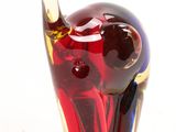 figurine d'éléphant en verre aux couleurs vives sur fond blanc