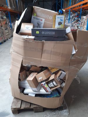 une pile de cartons sur une palette dans un entrepôt