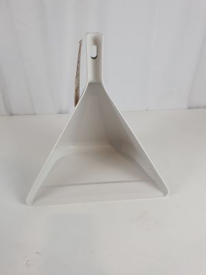 un gros plan d'un objet blanc en forme de triangle posé sur une surface blanche