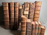plusieurs vieux livres empilés sur une table