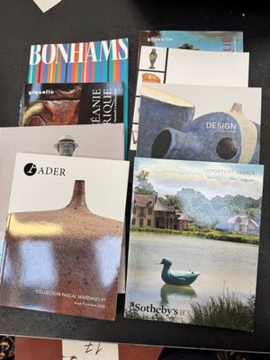 beaucoup de livres posés sur une table