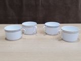 trois tasses à café blanches posées sur une table en bois