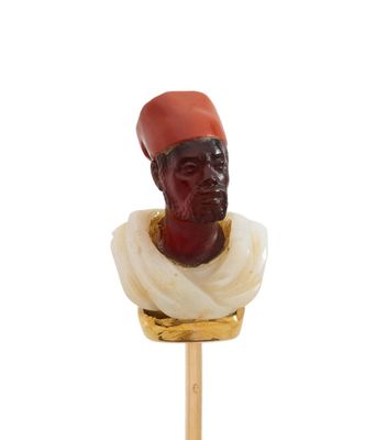 une image représentant une figurine d'homme fixée sur un bâton