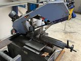 une machine posée sur une table dans une pièce