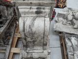 de nombreux morceaux de béton posés sur des palettes au sol