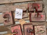 une palette en bois sur laquelle figurent des lettres