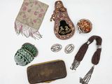 un grand nombre d'objets posés sur la table