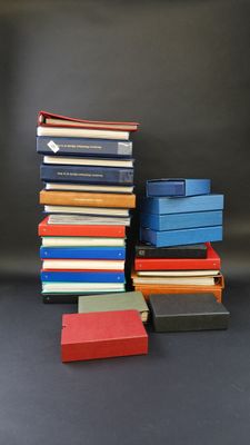 plusieurs livres empilés sur une table