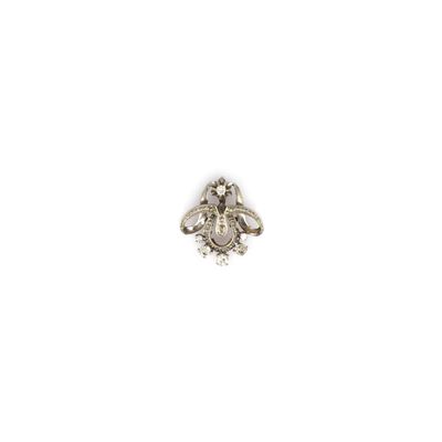 une image représentant une bague en argent surmontée d'une abeille