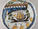 une assiette sur laquelle est représenté un bateau