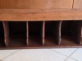 un banc en bois sur lequel sont posés tout un tas de livres