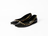 une paire de chaussures noires ornées de clous dorés