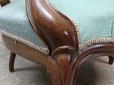 une chaise en bois avec une assise rembourrée bleue