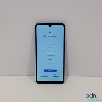 gros plan d'un téléphone portable posé sur une table