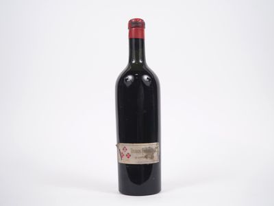une bouteille de vin posée sur une table