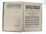 un livre ouvert dont une page est couverte de notes de musique