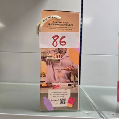 un tube de dentifrice posé sur une étagère dans une salle de bains