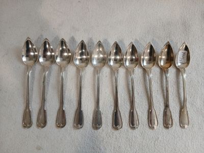 six cuillères sont alignées sur une table