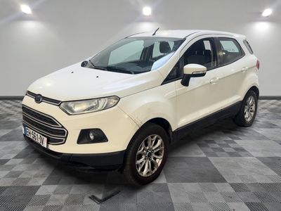 Une Ford EcoPace blanche est garée sur un sol à damier