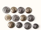 six types différents de boutons en forme de tête de lion sur un fond blanc