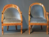 deux chaises en bois dont les assises sont recouvertes de velours bleu, adossées à un mur gris