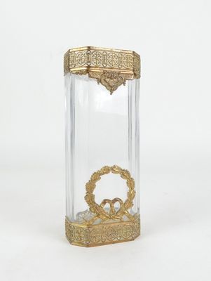 une image représentant un bocal en verre transparent orné d'un motif doré