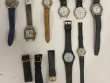 de nombreux modèles de montres exposés sur un fond blanc
