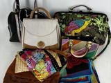de nombreux sacs et porte-monnaie de toutes sortes étalés par terre