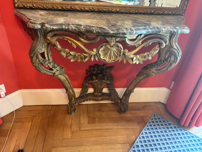 une table en marbre surmontée d'un miroir
