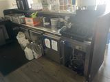 une cuisine équipée d'une cuisinière, d'un évier et d'un réfrigérateur