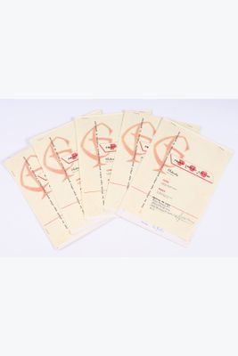 un lot de cinq brochures sur lesquelles figure le portrait d'une femme