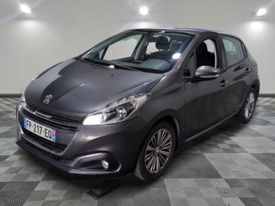la voiture grise est garée dans le garage sur le sol en damier