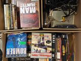 une boîte en carton remplie de DVD et d'autres films